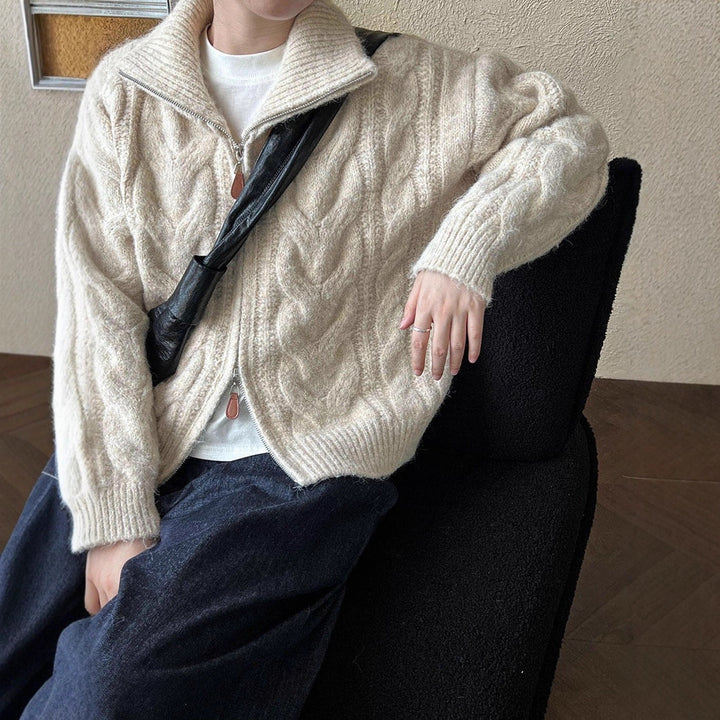 Kvinders chunky strik cardigan med stående krave og moderne kabelmønstre Stilla