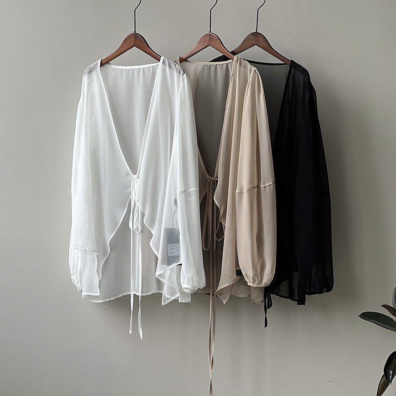 Dame elegant gennemsigtig bluse med dyb V-hals og bindebånd Stilla