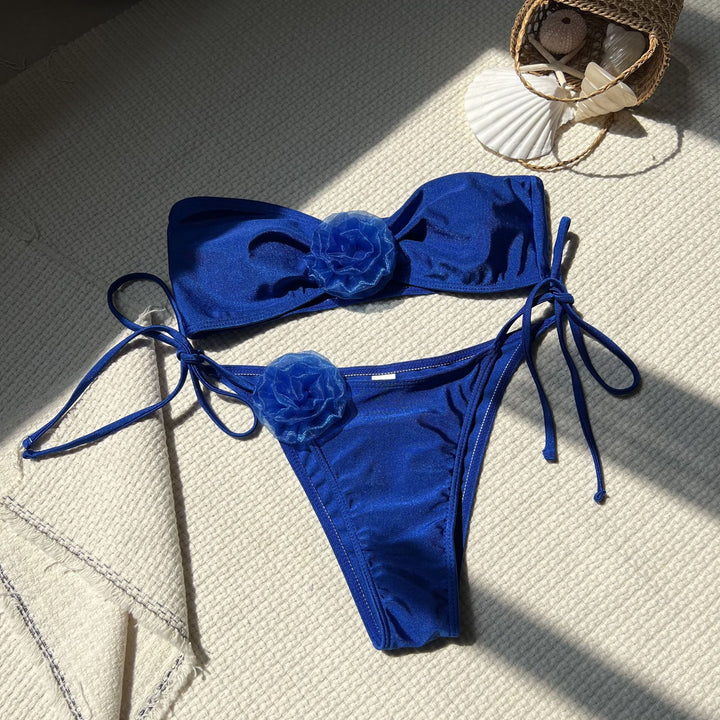 Dame bikini-sæt med legende blomsterapplikationer og justerbare bindebånd Stilla