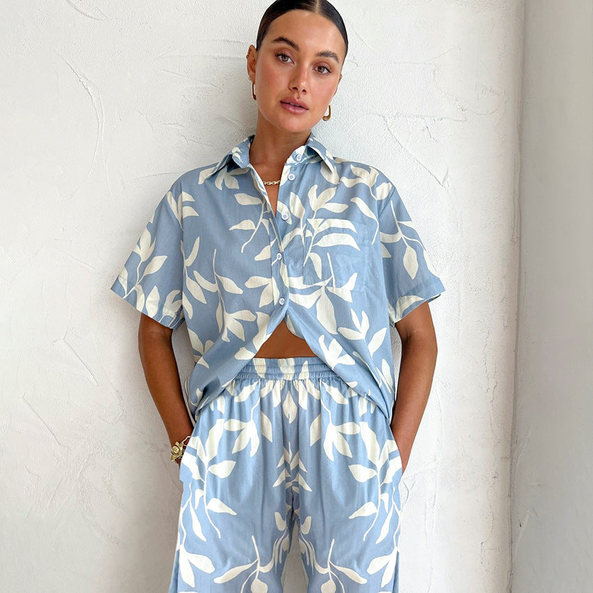 Dame sæt bestående af luftig bluse og behagelige shorts med blomstret design Stilla