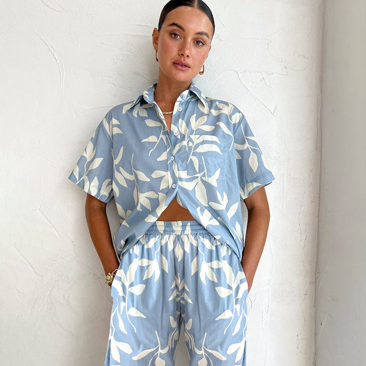 Dame sæt bestående af luftig bluse og behagelige shorts med blomstret design Stilla