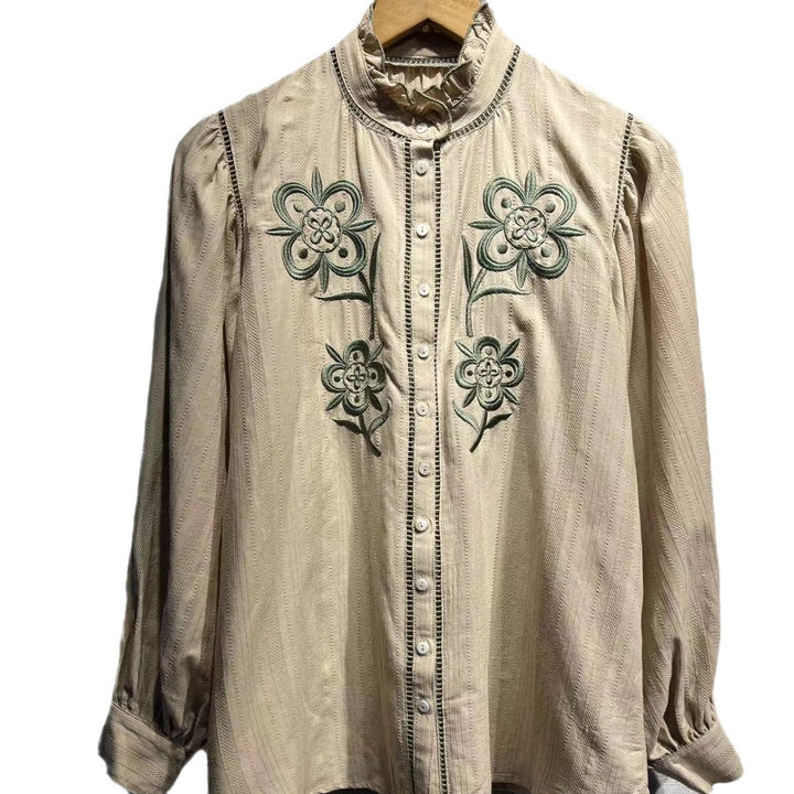 Damebluse med kunstneriske florale broderier og elegante detaljer Stilla