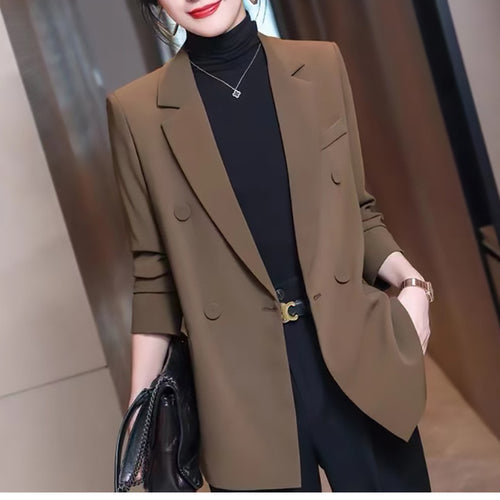 Dame moderigtig blazer med dobbelte knaplukninger og moderne detaljer Stilla