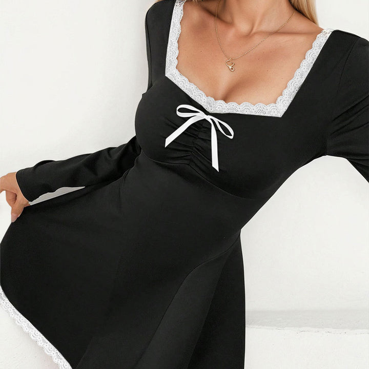 Dame mini kjole med smagfuld blonde detalje og elegant snøring Stilla