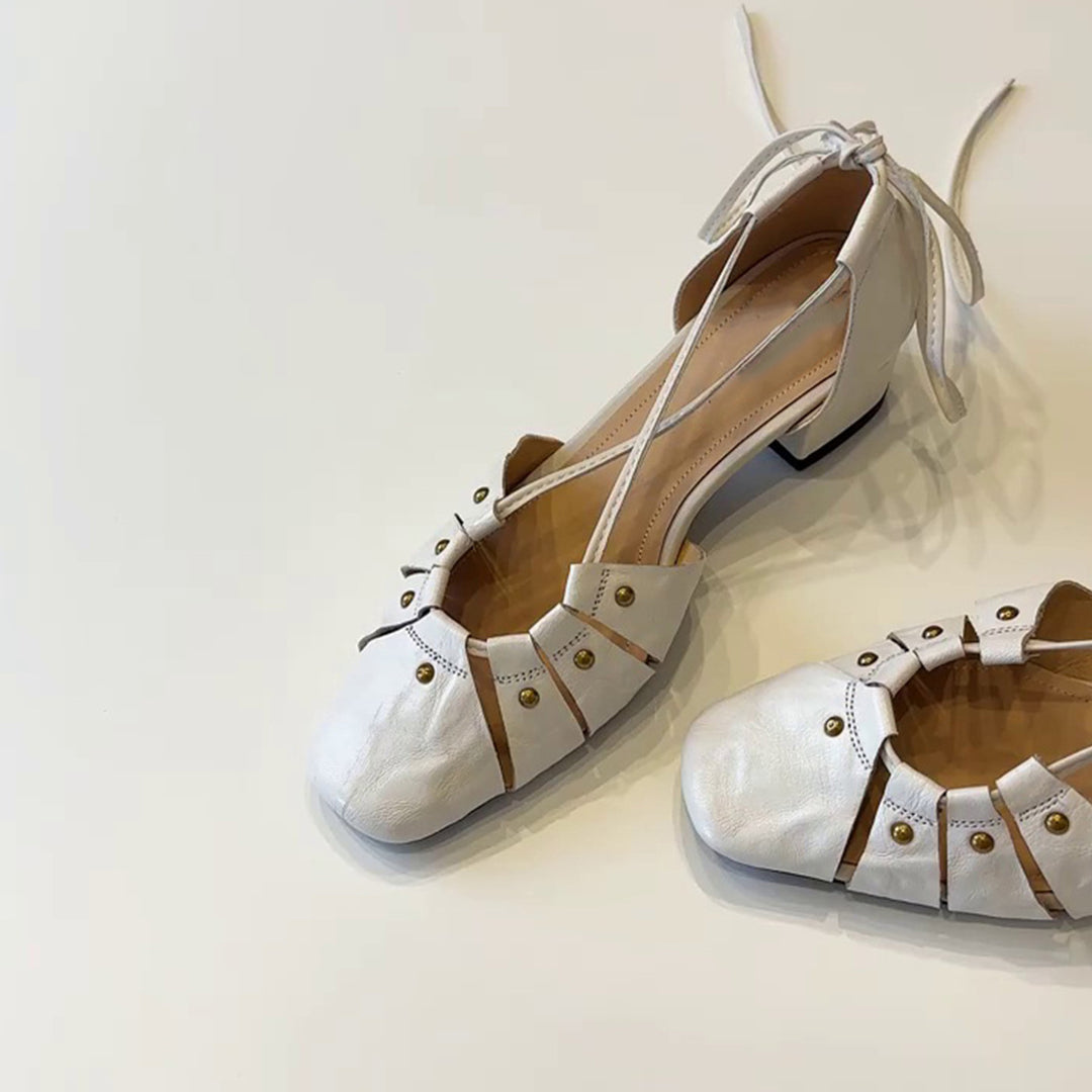 Dame elegante ballerinaer med firkantet tåparti og dekorativ bånd Stilla