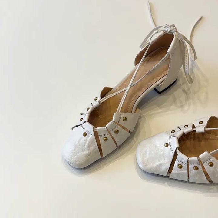 Dame elegante ballerinaer med firkantet tåparti og dekorativ bånd Stilla