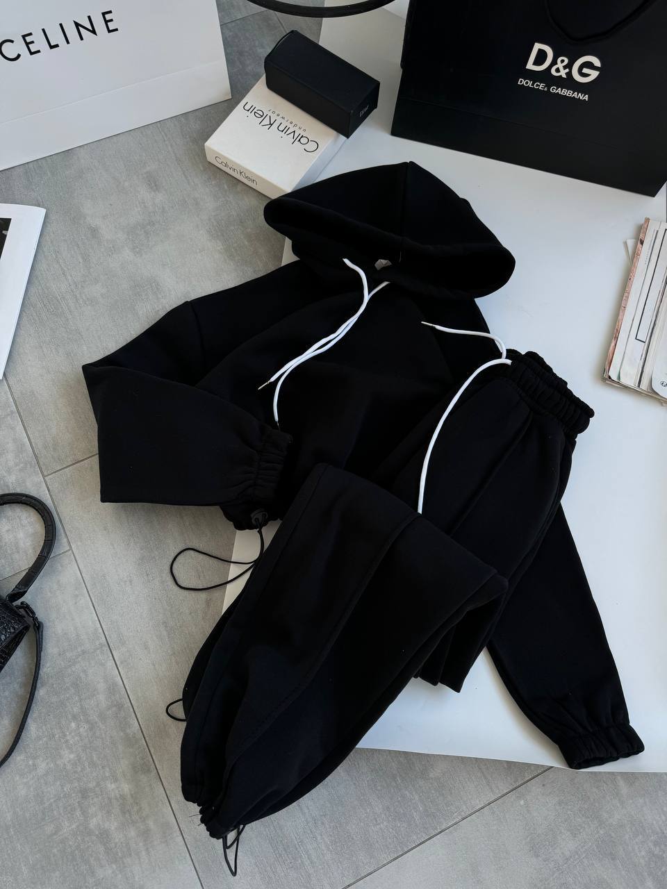 Dame hoodie og joggersæt med sidelommer og elastisk talje