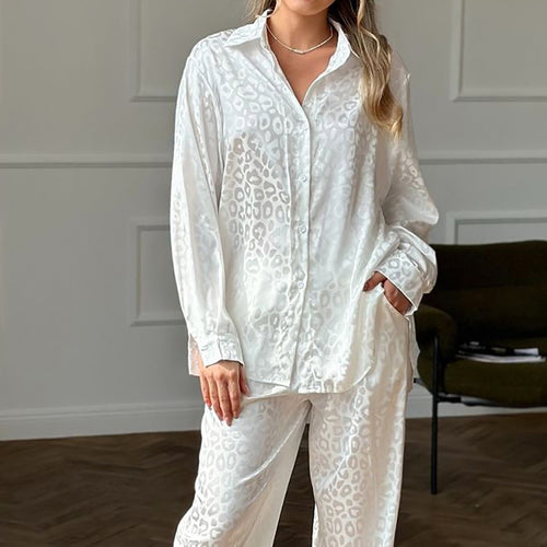 Dame elegant pyjamasæt med moderigtigt leo-mønster og flydende snit Stilla