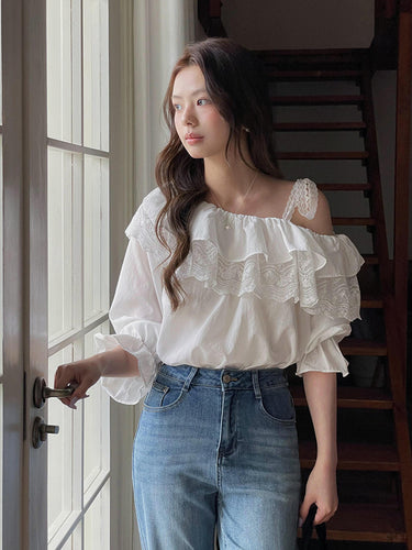 Damebluse med elegante rynker og delikate spidsaccentuer Stilla