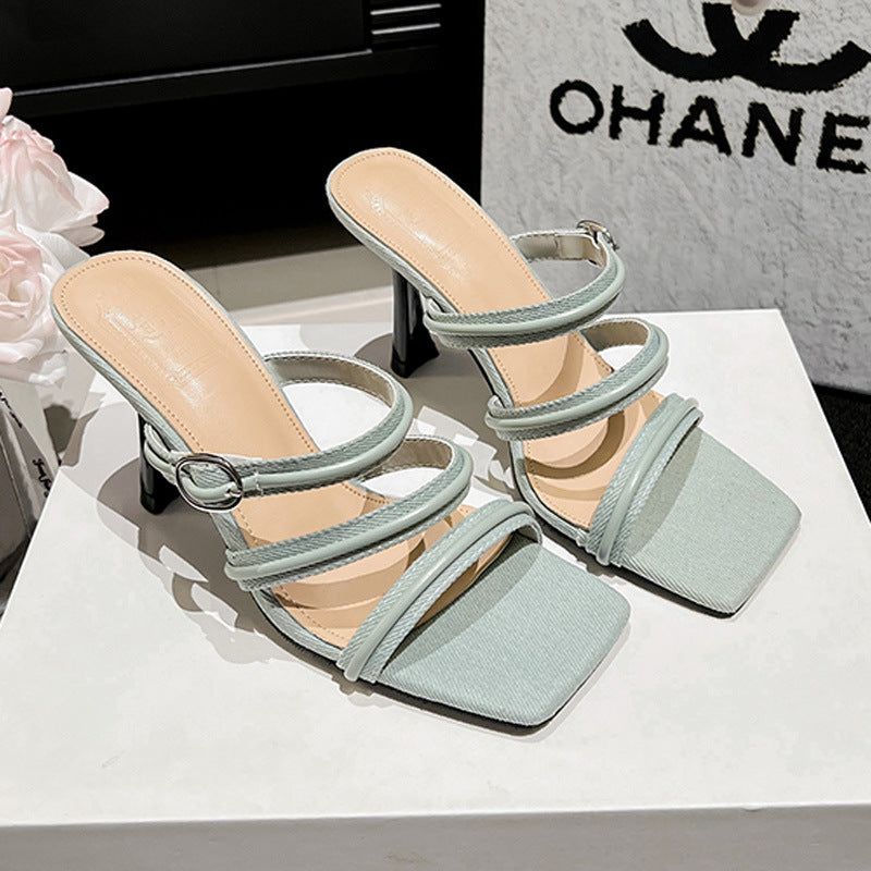 Dame sandaler med elegant blokhæl og raffineret remdesign Stilla