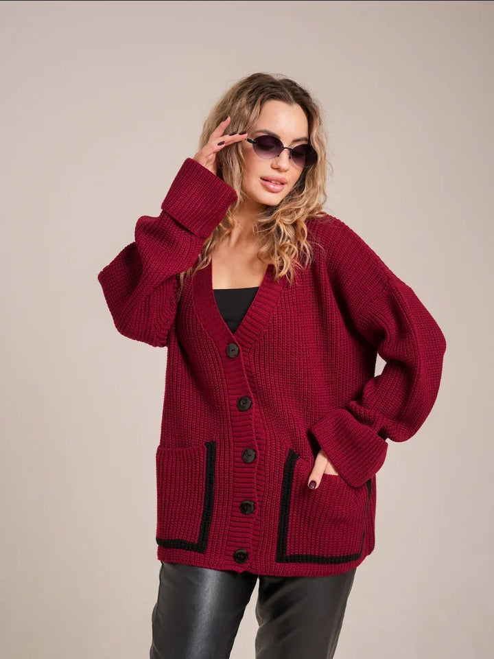 Kvinders chunky strik cardigan med praktiske påsatte lommer og elegant knaplukning Stilla