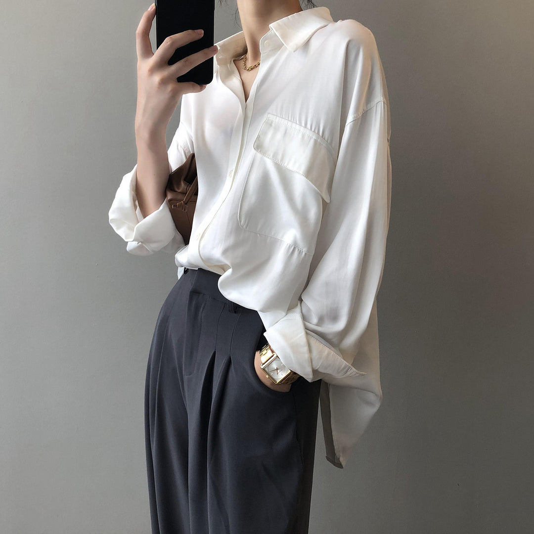 Dame satin bluse med minimalistiske detaljer og praktisk brystlomme Stilla