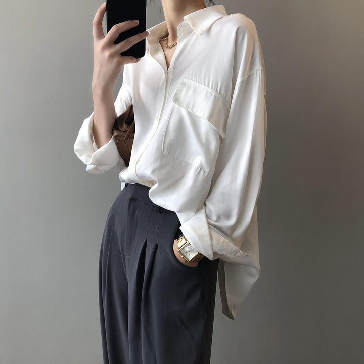 Dame satin bluse med minimalistiske detaljer og praktisk brystlomme Stilla