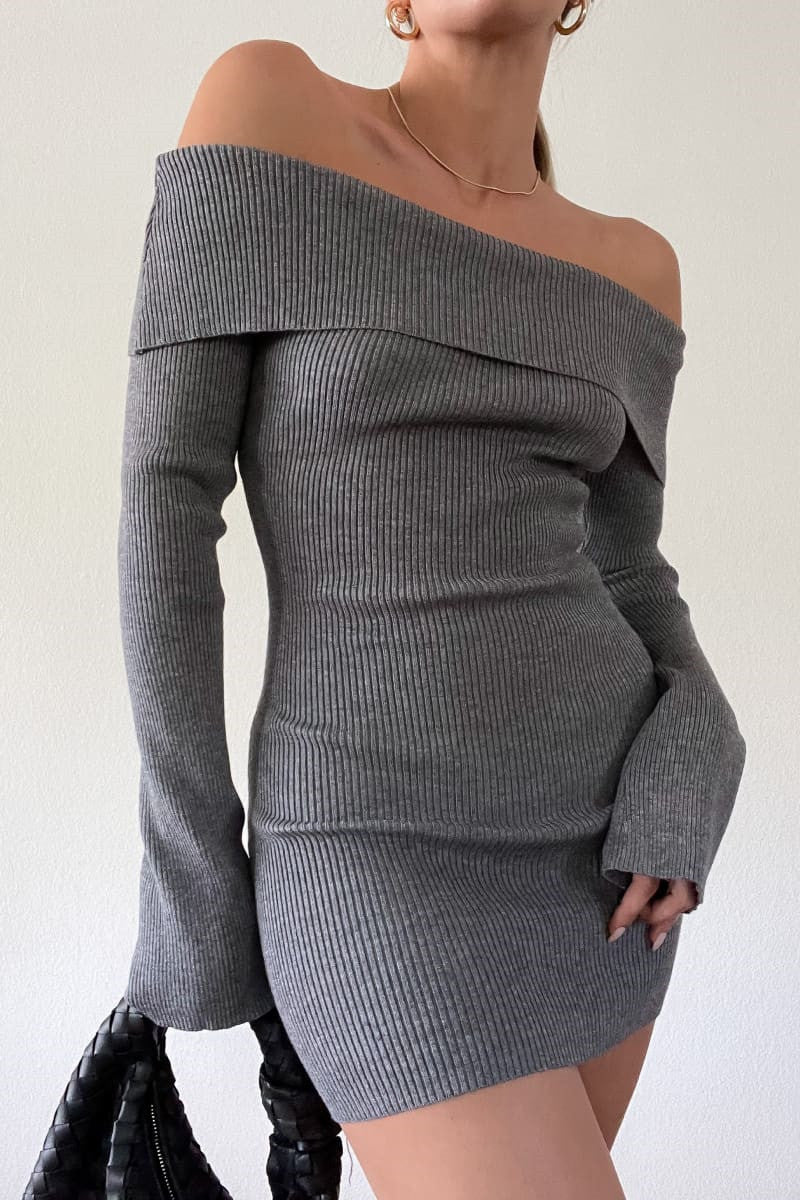 Dame figursyet, off-shoulder strikkjole med lange ærmer Skovae