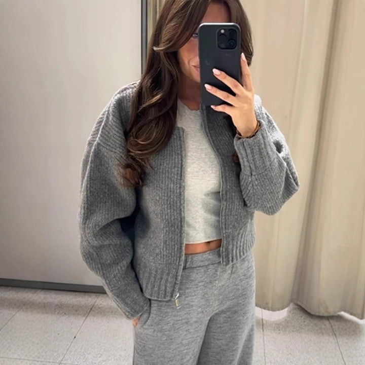 Kvindernes moderne cardigan med voluminøse ærmer og lynlås Stilla