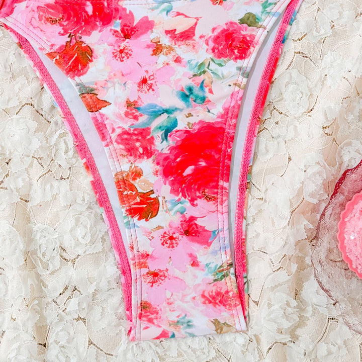 Dame bikini-sæt med floralt design og elegant smykkedetalje Stilla
