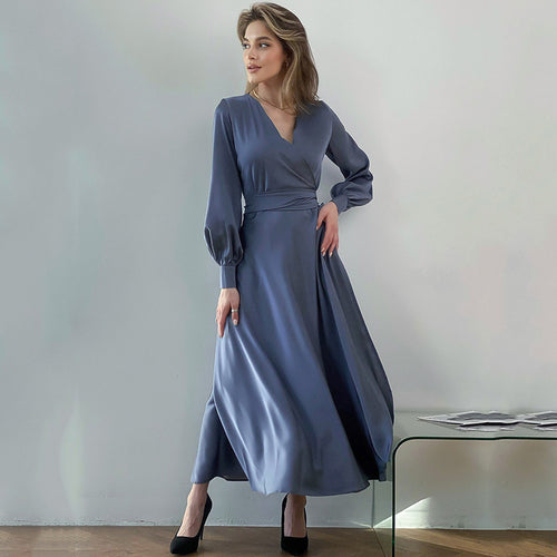 Dame maxikjole med elegant indpakningsdesign og voluminøse ærmer Stilla