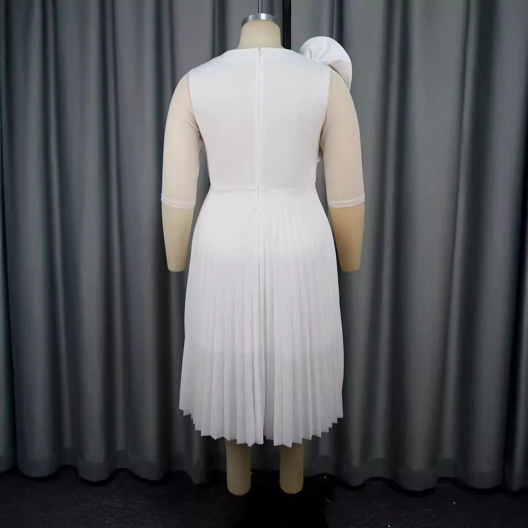 Dame elegant plisseret kjole med asymmetrisk design og blomster accent Skovae