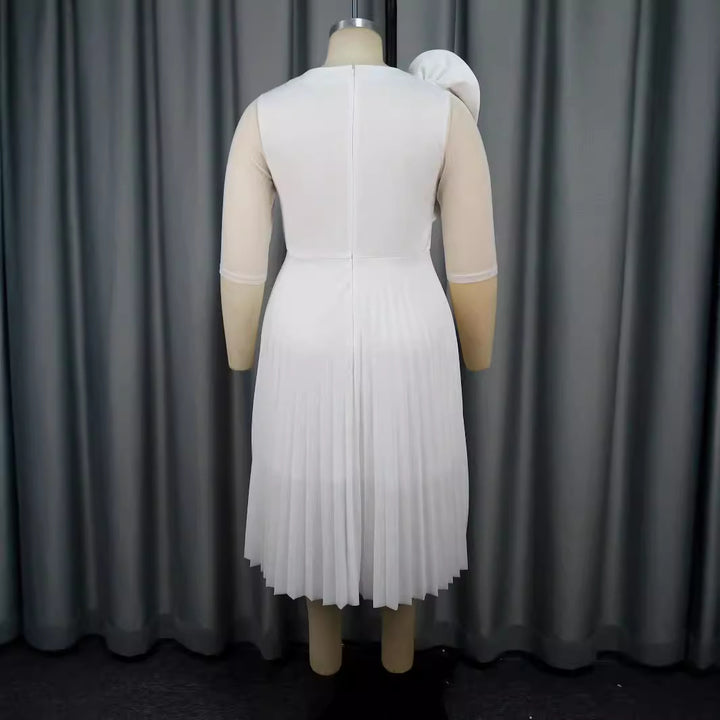 Dame elegant plisseret kjole med asymmetrisk design og blomster accent Skovae