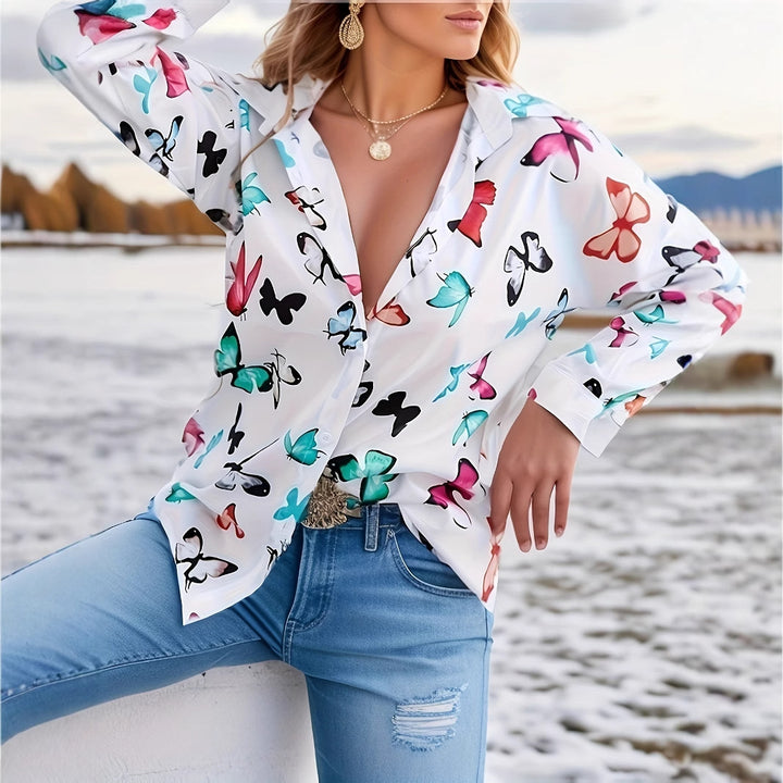 Damebluse med farverigt sommerfugledesign og afslappet snit Stilla