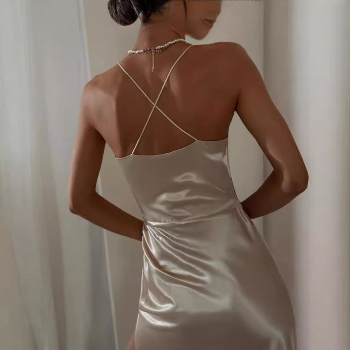 Dame Elegant og tætsiddende satin aftenkjole med dyb udskæring og sideslids Stilla