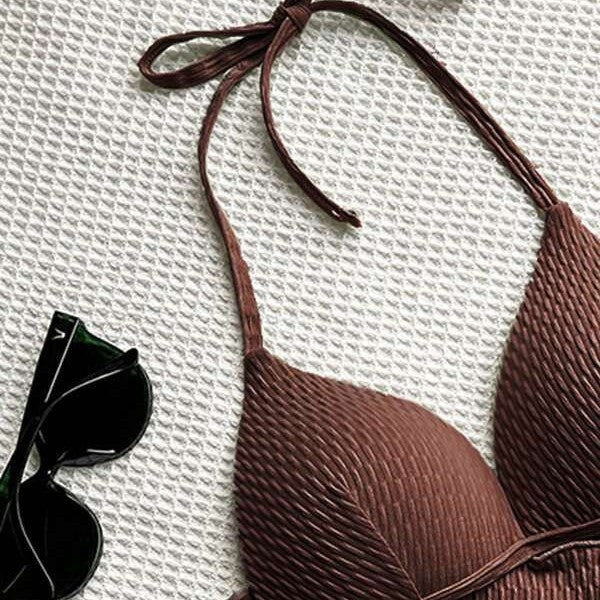 Dame bikini sæt med raffineret indpakningsdesign og elegante halterstropper Skovae
