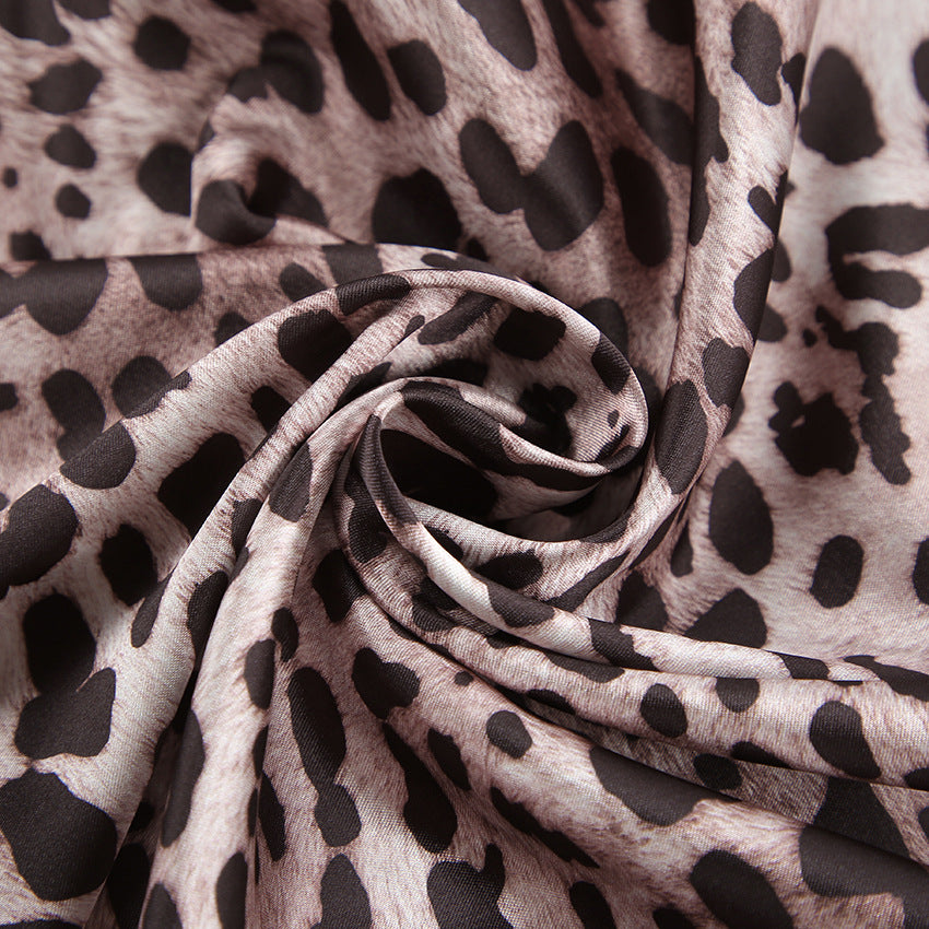 Dame satin pyjamasæt med leopardmønster og elegant snit Stilla