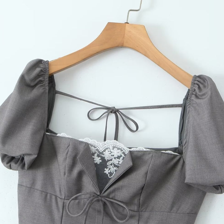 Dame minikjole med puffærmer og elegante flæsedetaljer Stilla