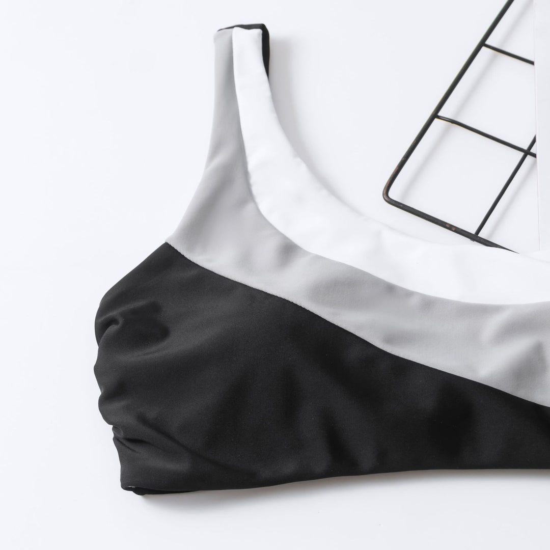 Dame bikini-sæt med asymmetrisk top og moderne farveblokdetaljer Stilla