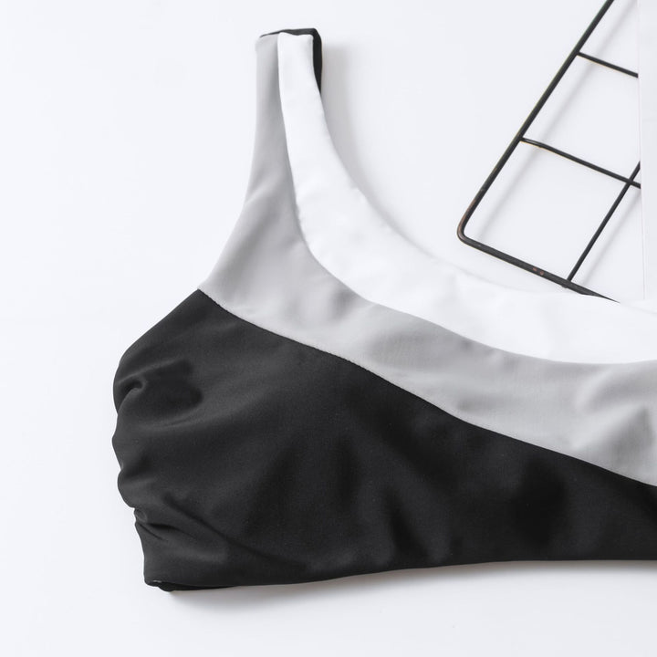 Dame bikini-sæt med asymmetrisk top og moderne farveblokdetaljer Stilla