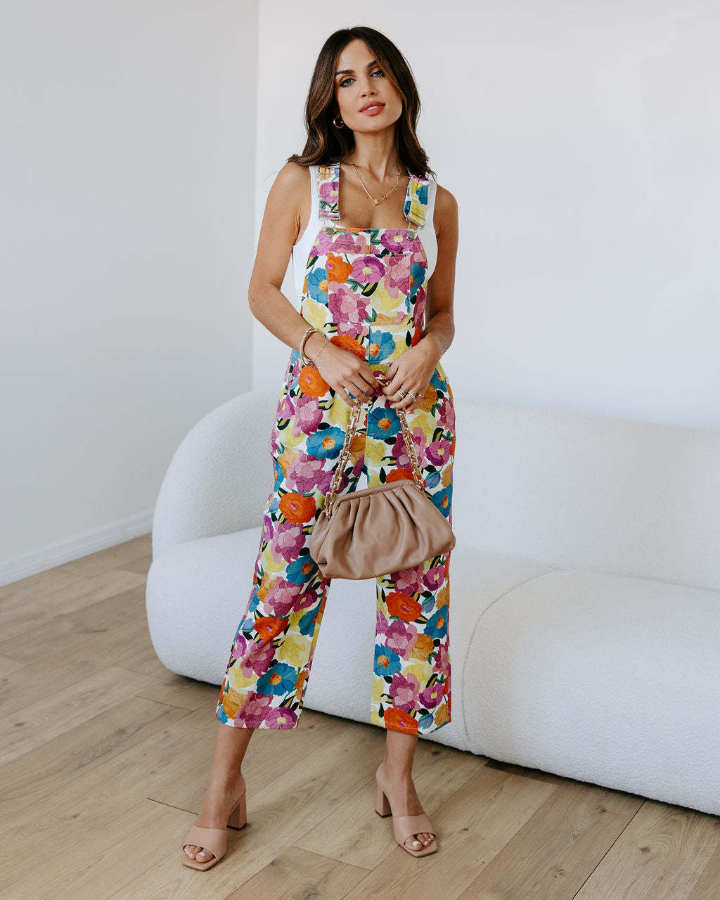 Dame Floral-Overall lavet af let bomuldsblanding med justerbare stropper og praktiske lommer Stilla