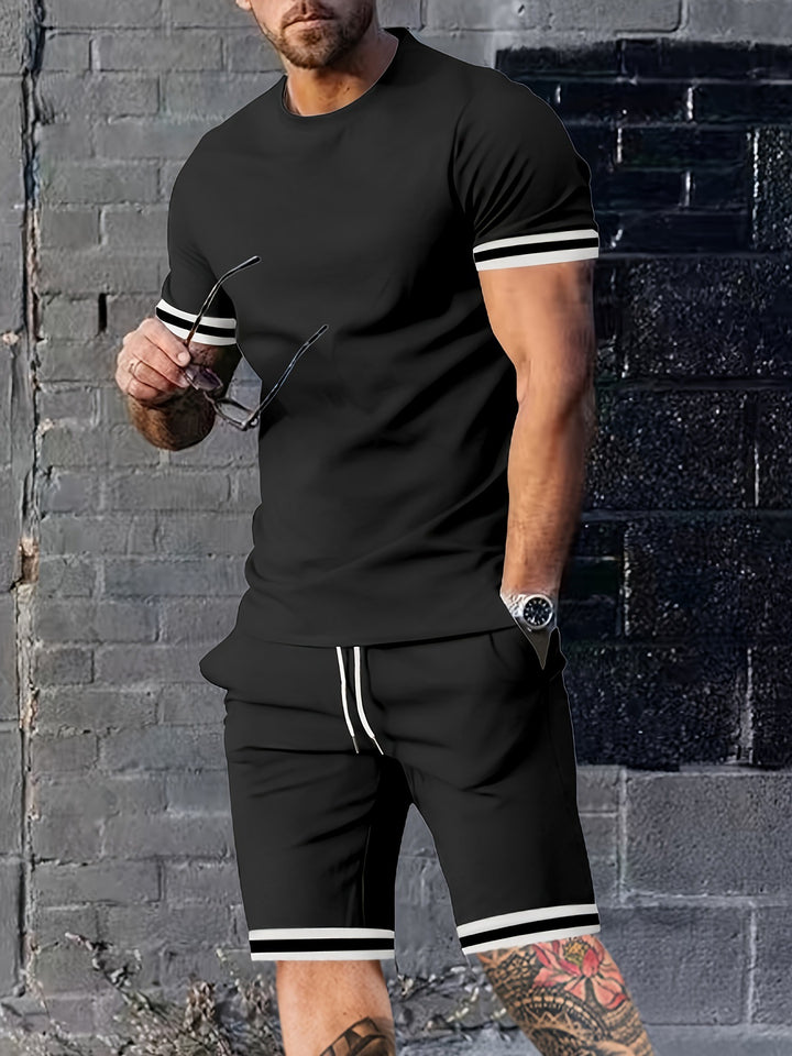Herren nan sporty lounge set lavet af høj kvalitet bomuldsblanding med tætsiddende kortærmet t-shirt og snore-shorts med kontrasterende manchetter Skovae