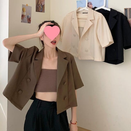 Kvinders korte blazer med dobbelt knaplukning og moderne snit