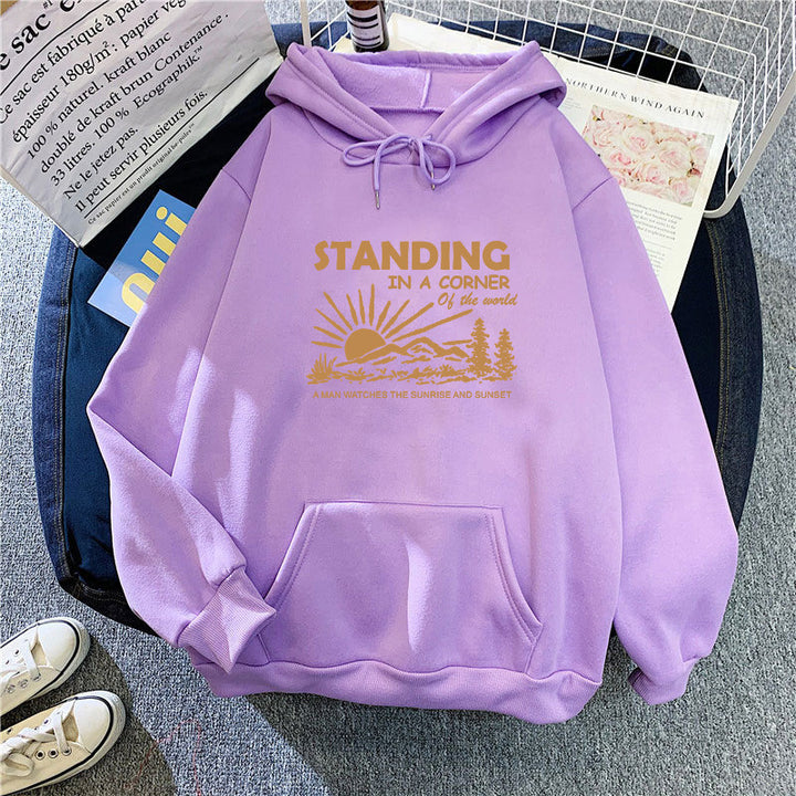 Kvinders hoodie med inspirerende landskabsdesign Skovae