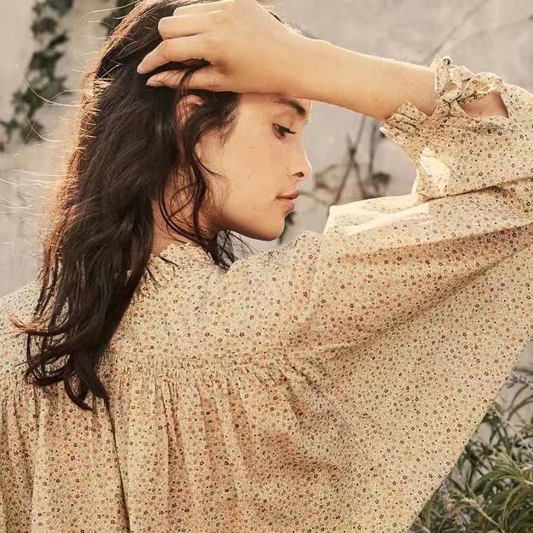 Damebluse med voluminøse ærmer og blomster mønster Stilla
