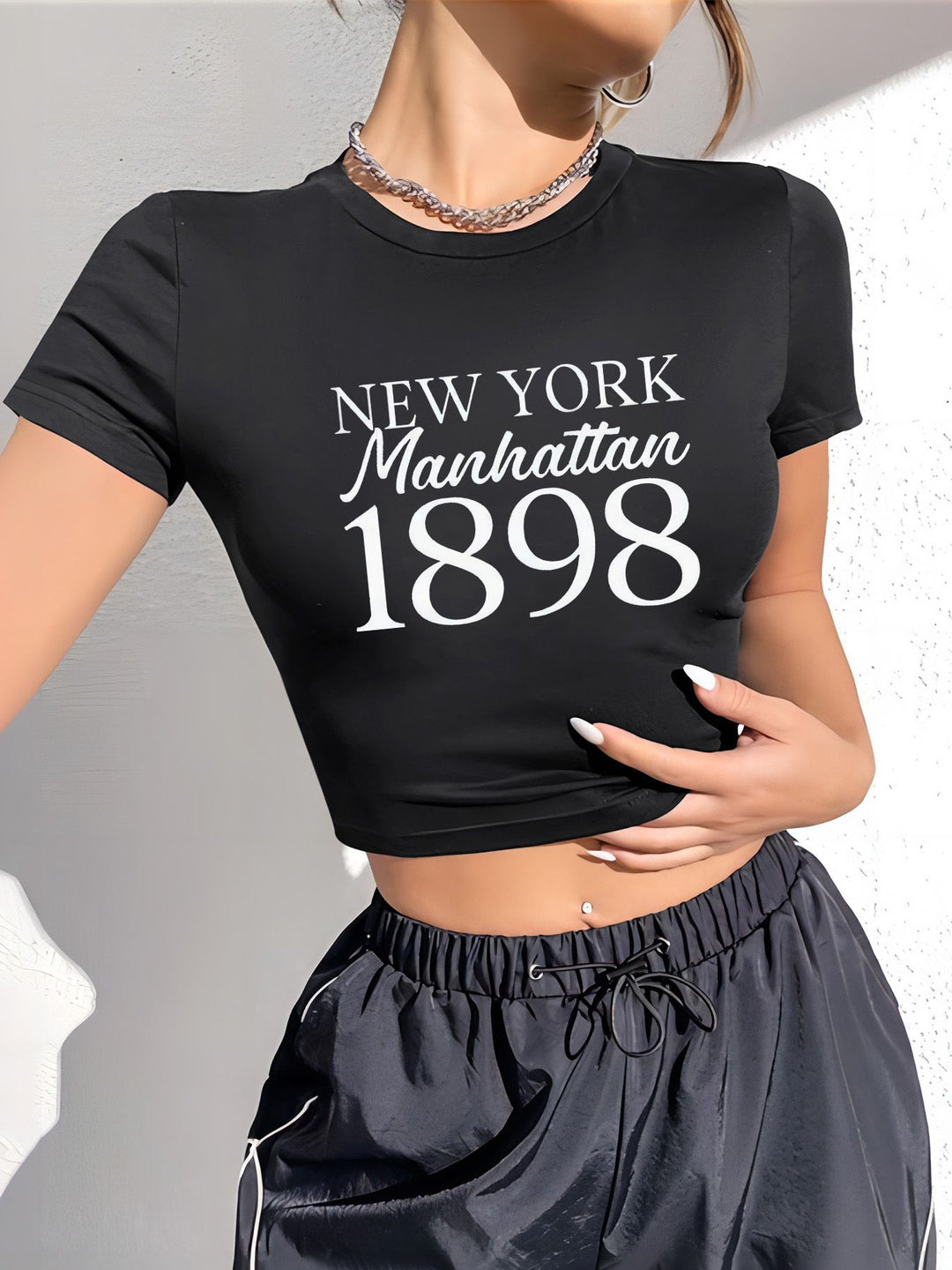 Dame Crop-T-Shirt med iøjnefaldende statement-print Skovae