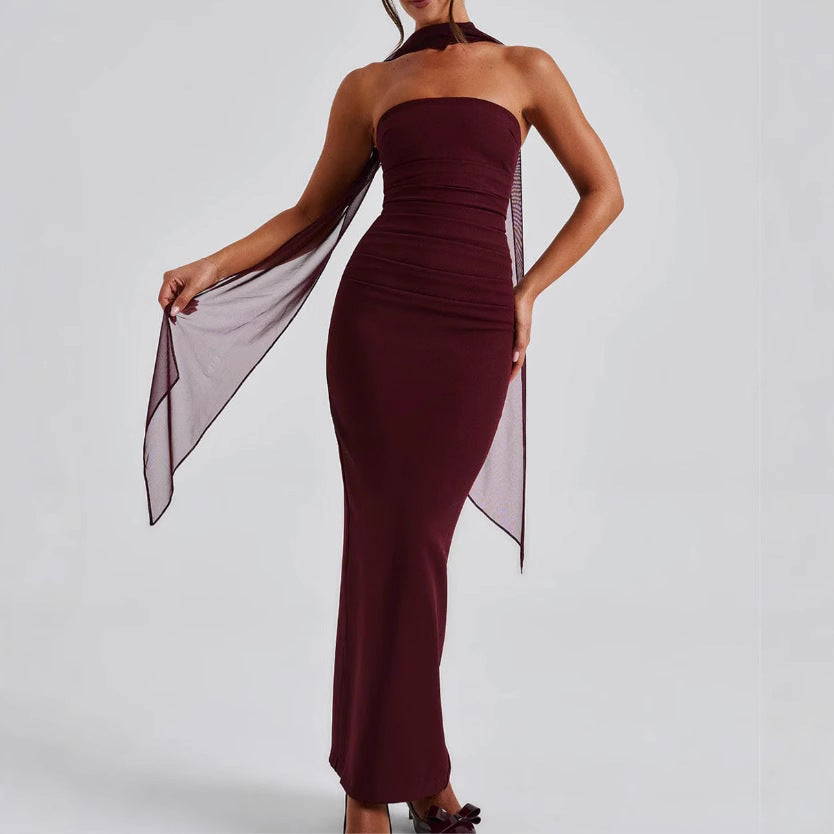 Kvinders lange aftenkjole med elegant off-shoulder design og bløde ruffles