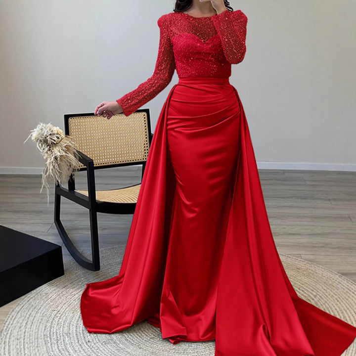 Kvinders aftenkjole med glitrende paillet top og elegant satin nederdel