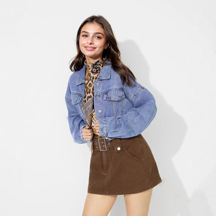 Kvindernes cropped denimjakke med(voluminøse) ærmer og trendy knapdetaljer Stilla