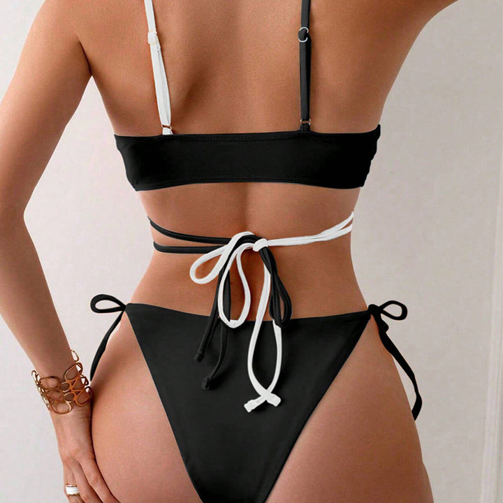 Dame Triangel-Bikini med innovativt snit og raffinerede snore detaljer Skovae