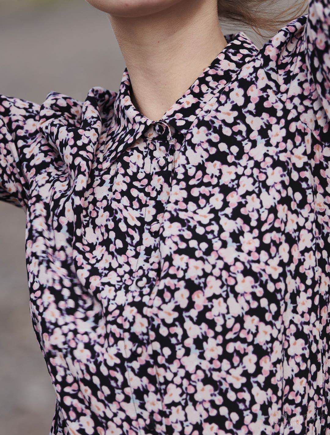 Dame fritidskjole med blomstret print og løs pasform Stilla