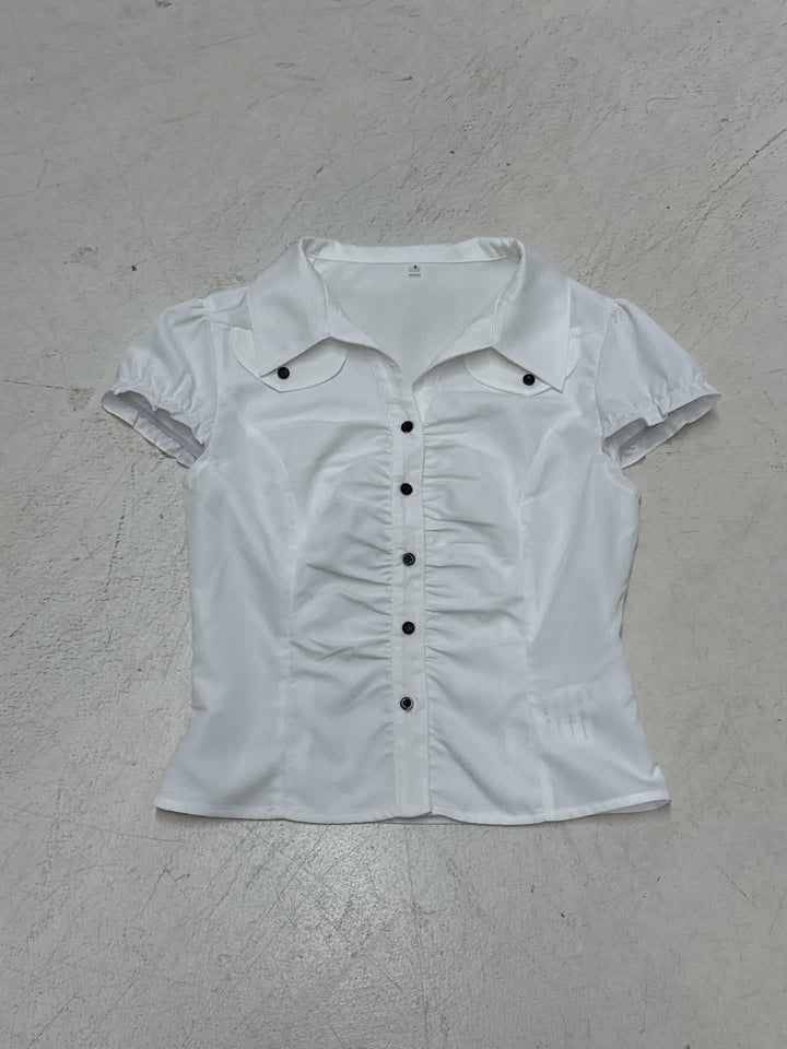 Dame figursyet blusshirt med elegante flæsedetaljer og knaplukning Skovae