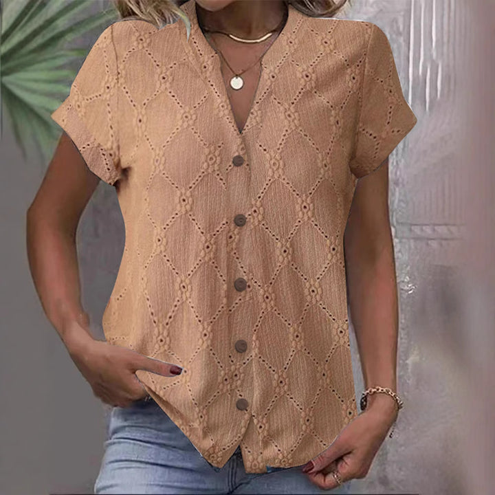 Damebluse med kunstnerisk hulmønster og fashionable knapdetaljer Stilla