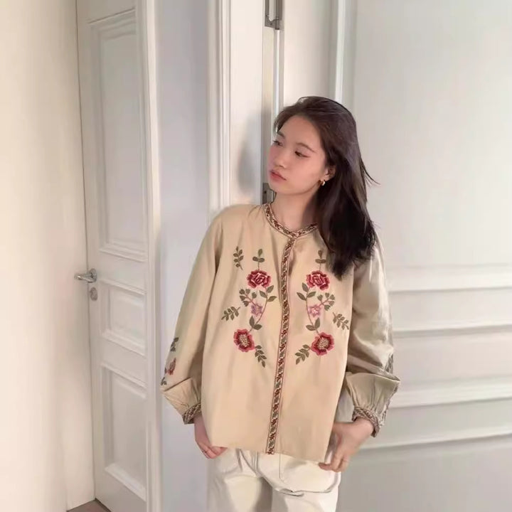 Damebluse med håndlavet blomsterbroderi og elegant pyntesøm Stilla