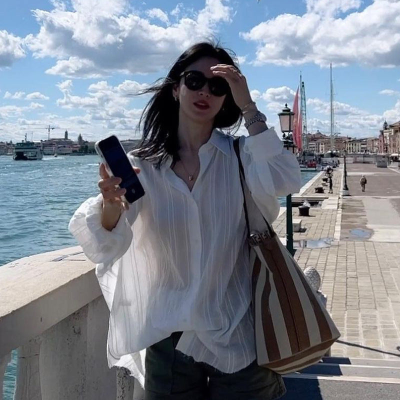 Dame let bluse med elegante striber og løs pasform Stilla