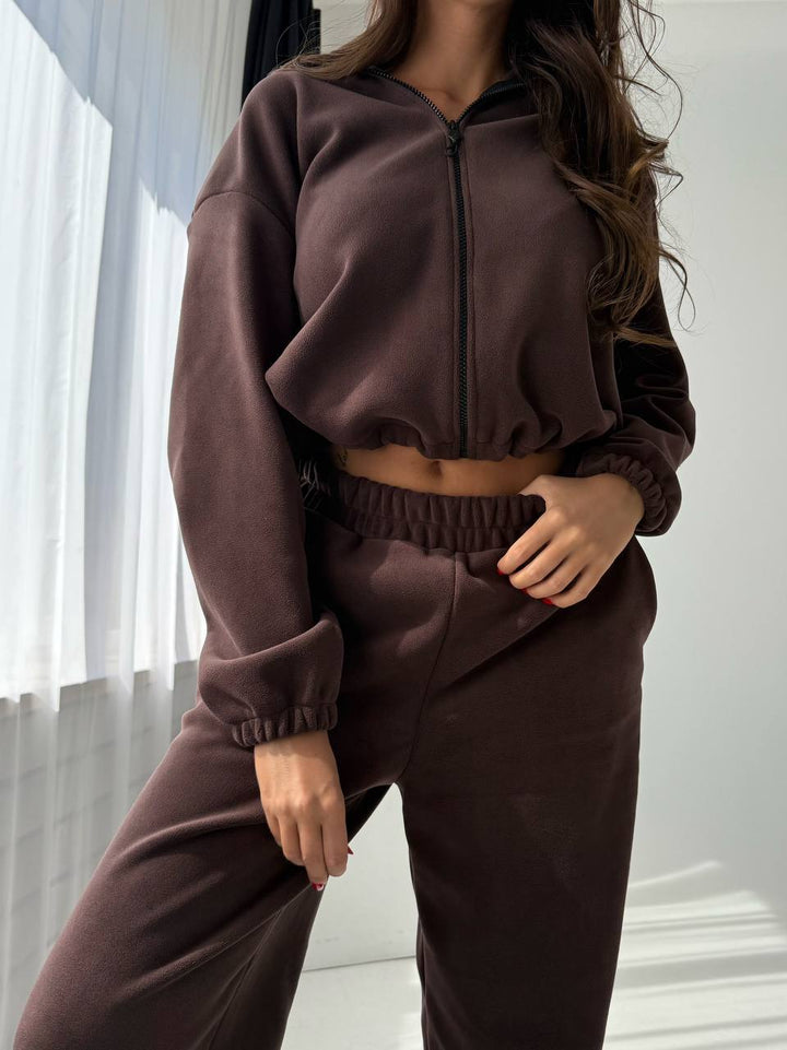 Kvindernes komfortable fleece træningsdragt med elastisk bånd og fashionable detaljer Skovae