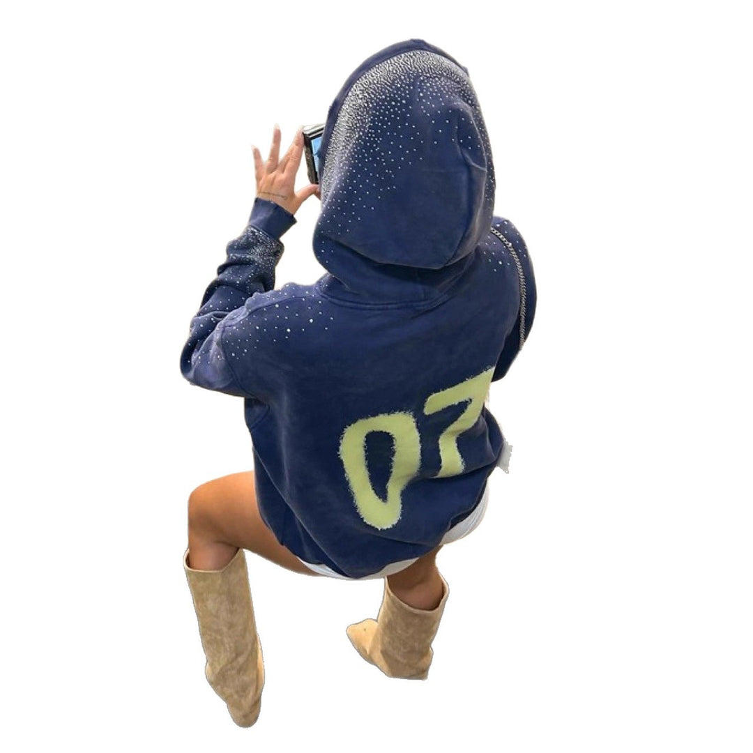 Damer nan overdimensioneret hættebluse i velourfleece med markant logoprint, glimmerdetaljer og kængurulomme Skovae