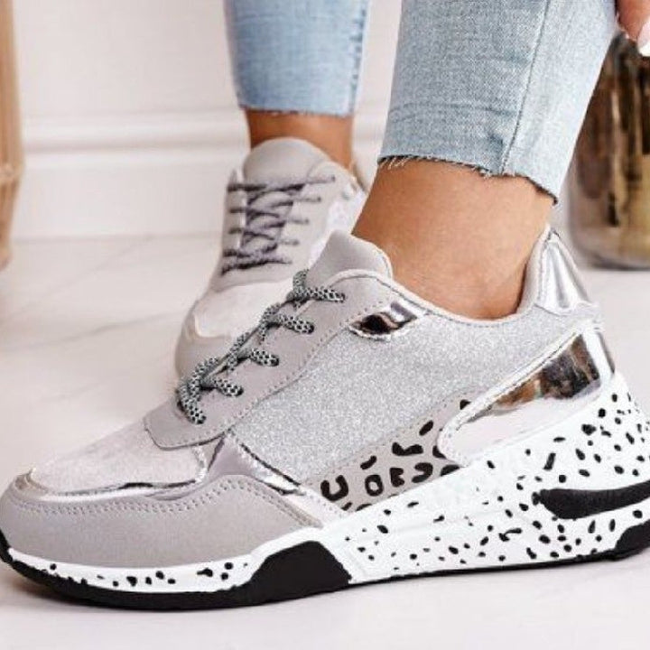 Dame Sporty Sneakers med glitrende overflade og modebevidst design Stilla