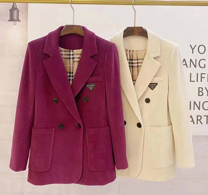 Dame kordblazer med dobbelt knapliste og elegante detaljer Stilla