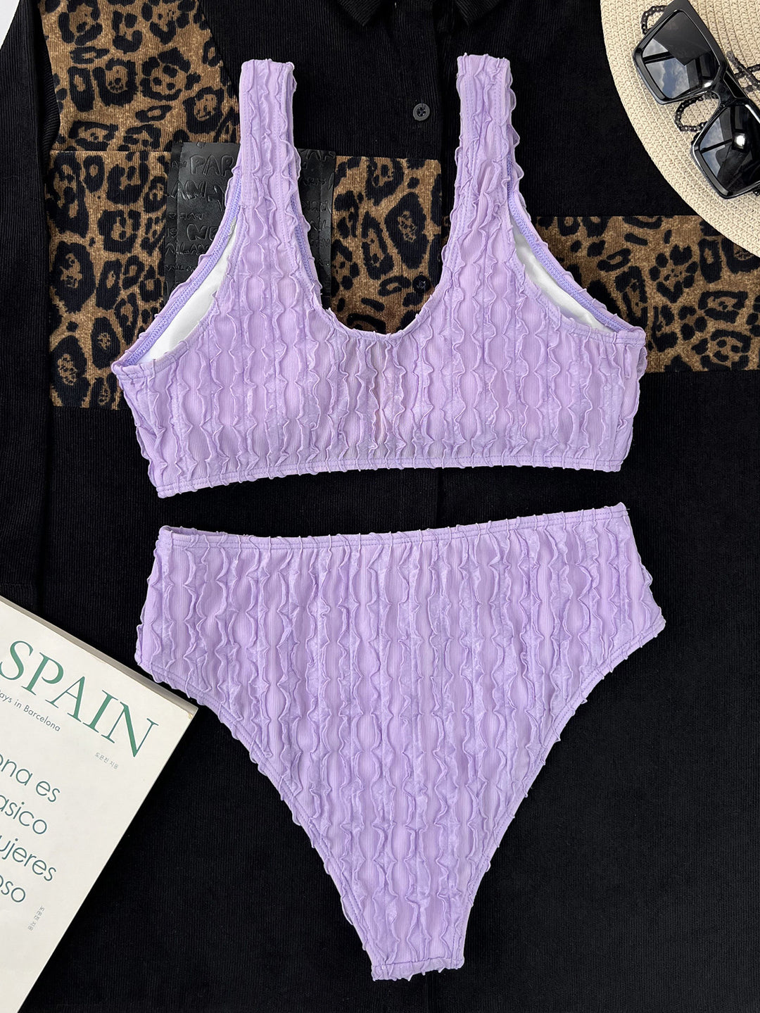 Dame Højtaljede Bikini med struktureret top og elegant gulddetalje Stilla